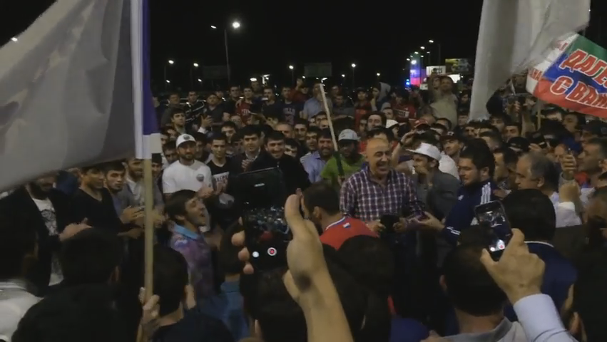 В Махачкале устроили торжественную встречу сборной Дагестана по вольной борьбе, которая вернулась домой из Якутска. (Видео) Новости