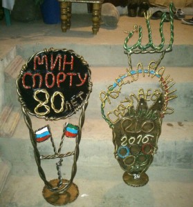 Силач Омар Ханапиев сплел из гвоздей презенты к 80-летию Минспорта Дагестана и олимпийскому чемпиону Абдулрашиду Садулаеву