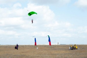 Фото_С парашютом за спиной