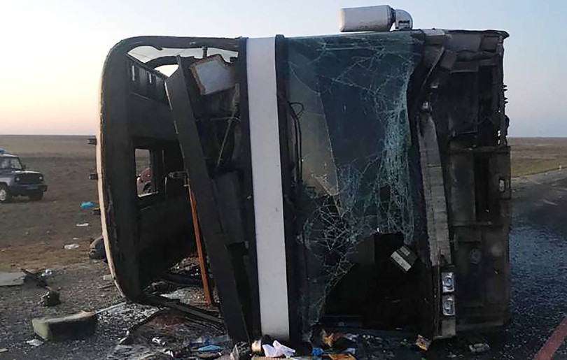 Ðîññèÿ. Äàãåñòàí. Ðåéñîâûé àâòîáóñ, ñëåäîâàâøèé â Ìîñêâó èç Ìàõà÷êàëû, íà ìåñòå àâàðèè â Òàðóìîâñêîì ðàéîíå. Â àâòîáóñ ïîïàëî êîëåñî, îòîðâàâøååñÿ îò åõàâøåé íàâñòðå÷ó àâòîìàøèíû "Êàìàç". Â ðåçóëüòàòå ÄÒÏ ïîñòðàäàëè 11 ÷åëîâåê. Ìàêñèìàëüíî âîçìîæíîå êà÷åñòâî. Ïðåññ-ñëóæáà ÌÂÄ ïî Ðåñïóáëèêå Äàãåñòàí/ÒÀÑÑ ÔÎÒÎ ÏÐÅÄÎÑÒÀÂËÅÍÎ ÒÐÅÒÜÅÉ ÑÒÎÐÎÍÎÉ. ÒÎËÜÊÎ ÄËß ÐÅÄÀÊÖÈÎÍÍÎÃÎ ÈÑÏÎËÜÇÎÂÀÍÈß