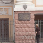 Фото к тексту_2_Памятная доска А. Алхазову на здании МВД в Махачкале