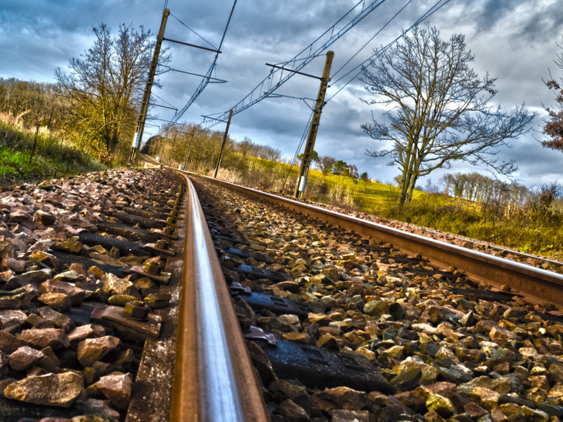 kamni-zheleznaya-doroga-relsy