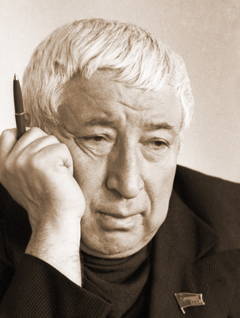 Àâàðñêèé ñîâåòñêèé ïîýò, íàðîäíûé ïîýò Äàãåñòàíñêîé ÀÑÑÑÐ, Ãåðîé Ñîöèàëèñòè÷åñêîãî Òðóäà, ëàóðåàò Ëåíèíñêîé ïðåìèè, äåïóòàò ÂÑ ÑÑÑÐ Ðàñóë Ãàìçàòîâ.