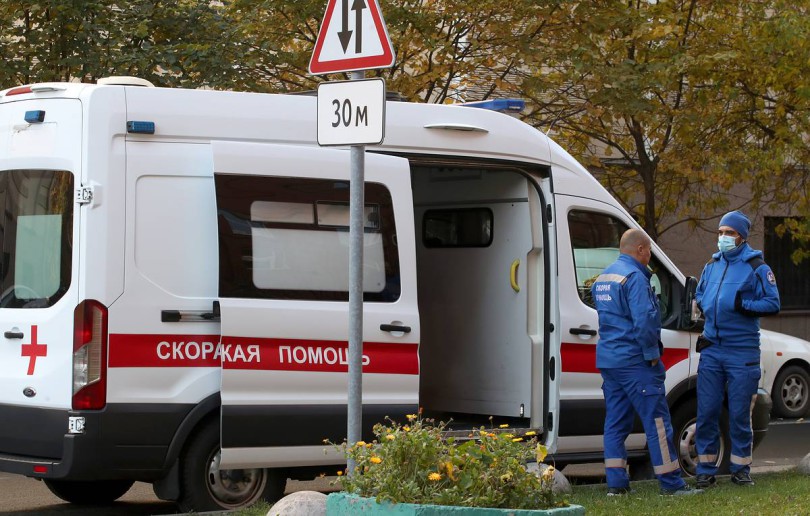 ST PETERSBURG, RUSSIA OCTOBER 2, 2021: Ambulance crew members at Pokrovskaya Municipal Hospital. Since April 2020, the hospital has been admitting patients suffering from the novel coronavirus disease (COVID-19). Since the start of the pandemic, St Petersburg has confirmed more than 625,400 cases of COVID-19. Since 30 September 2021, the number of new confirmed cases has been increasing in St Petersburg by more than 2,000 daily. Alexander Demianchuk/TASS Ðîññèÿ. Ñàíêò-Ïåòåðáóðã. Ìàøèíà ñêîðîé ìåäèöèíñêîé ïîìîùè è ìåäèöèíñêèå ñîòðóäíèêè íà òåððèòîðèè Ãîðîäñêîé Ïîêðîâñêîé áîëüíèöû, êóäà ãîñïèòàëèçèðóþò ïàöèåíòîâ ñ ïîäîçðåíèåì íà êîðîíàâèðóñ COVID-19. 2 îêòÿáðÿ ïðèðîñò ÷èñëà çàáîëåâøèõ çà ñóòêè â Ñàíêò-Ïåòåðáóðãå ïî äàííûì ôåäåðàëüíîãî îïåðàòèâíîãî øòàáà ïî áîðüáå ñ COVID-19 ñîñòàâèë 2 494 ÷åëîâåê. Àëåêñàíäð Äåìüÿí÷óê/ÒÀÑÑ
