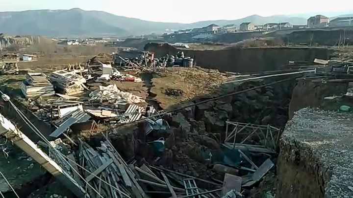 DAGESTAN, RUSSIA - JANUARY 26, 2021: A landslide damages a two-storey farmhouse and a forage facility with an adjacent habitable room in one of the villages of Karabudakhkentsky District, eastern Dagestan. Russian Emergencies Ministry Directorate for Dagestan/TASS THIS STILL IMAGE FROM A VIDEO PROVIDED BY A THIRD PARTY. EDITORIAL USE ONLY Ðîññèÿ. Ðåñïóáëèêà Äàãåñòàí. Íà ìåñòå ñõîäà îïîëçíÿ â îäíîì èç ñåë Êàðàáóäàõêåíòñêîãî ðàéîíà.  ðåçóëüòàòå ñõîäà îïîëçíÿ ïîâðåæäåíî îäíî äâóõýòàæíîå çäàíèå ôåðìåðñêîãî õîçÿéñòâà ðàçìåðàìè 50 íà 10,5 ì è îäíî çäàíèå êîðìîâîãî öåõà, â êîòîðîì ðàñïîëîæåíà îäíà æèëàÿ êîìíàòà. Ñíèìîê ñ âèäåî. ÃÓ Ì×Ñ ïî Äàãåñòàíó/ÒÀÑÑ ÏÐÅÄÎÑÒÀÂËÅÍÎ ÒÐÅÒÜÅÉ ÑÒÎÐÎÍÎÉ. ÒÎËÜÊÎ ÄËß ÐÅÄÀÊÖÈÎÍÍÎÃÎ ÈÑÏÎËÜÇÎÂÀÍÈß