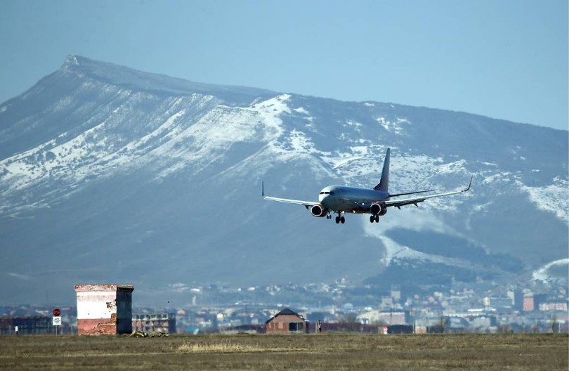 MAKHACHKALA, RUSSIA - JANUARY 29, 2018: A Rossiya Airline plane makes a landing at Uytash Airport in Makhachkala, the capital of Dagestan; an international terminal planned for completion by the end of 2018. Alexander Ryumin/TASS Ðîññèÿ. Ðåñïóáëèêà Äàãåñòàí. 30 ÿíâàðÿ 2018. Ñàìîëåò àâèàêîìïàíèè "Ðîññèÿ" ïðèçåìëÿåòñÿ íà òåððèòîðèè ìåæäóíàðîäíîãî àýðîïîðòà Ìàõà÷êàëà (Óéòàø) èìåíè Àìåò-Õàíà Ñóëòàíà. Ñòðîèòåëüñòâî ìåæäóíàðîäíîãî òåðìèíàëà â àýðîïîðòó Ìàõà÷êàëû ñòîèìîñòüþ 0,9 ìëðä ðóáëåé çàâåðøèòñÿ ê êîíöó 2018 ãîäà. Àëåêñàíäð Ðþìèí/ÒÀÑÑ
