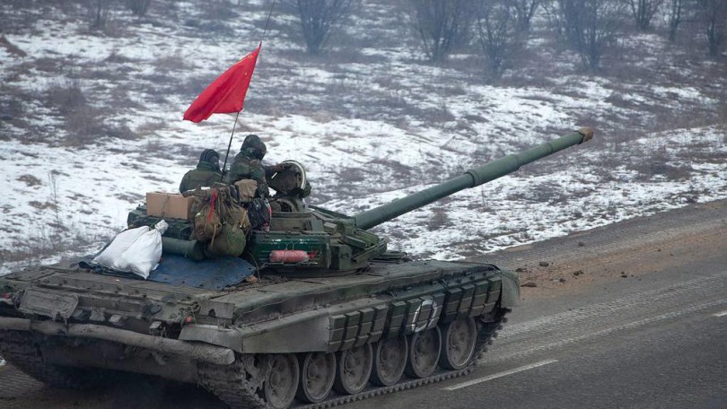 UKRAINE, DONETSK REGION  MARCH 5, 2022: A tank is seen in the village of Rybinskoye after it was taken under control by Donetsk People's Republic troops. Tension began to escalate in Donbass on 17 February, with the Donetsk People's Republic and Lugansk People's Republic reporting the most intense shellfire in months. Early on 24 February, Russia's President Putin announced his decision to launch a special military operation after considering requests from the leaders of the Donetsk People's Republic and Lugansk People's Republic. Taisiya Vorontsova/TASS Óêðàèíà. Äîíåöêàÿ îáëàñòü. Âîåííîñëóæàùèå â ñåëå Ðûáèíñêîì, ïåðåøåäøåì ïîä êîíòðîëü ÄÍÐ. Ñèòóàöèÿ íà ëèíèè ñîïðèêîñíîâåíèÿ â Äîíáàññå îáîñòðèëàñü óòðîì 17 ôåâðàëÿ. Â ÄÍÐ è ËÍÐ ñîîáùèëè î ñàìûõ èíòåíñèâíûõ çà ïîñëåäíèå ìåñÿöû îáñòðåëàõ ñî ñòîðîíû Óêðàèíû. 24 ôåâðàëÿ ïðåçèäåíò ÐÔ Âëàäèìèð Ïóòèí îáúÿâèë î íà÷àëå âîåííîé ñïåöîïåðàöèè â îòâåò íà îáðàùåíèå ãëàâ ÄÍÐ è ËÍÐ îá îêàçàíèè âîåííîé ïîìîùè. Òàèñèÿ Âîðîíöîâà/ÒÀÑÑ