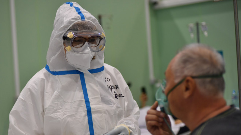 vrach-v-zaschitnom-kostyume