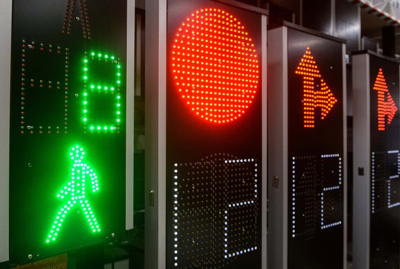 5479752 20.04.2018 Светодиодные светофоры в производственном помещении компании "Сибирские светофоры" в Новосибирске. Александр Кряжев / РИА Новости