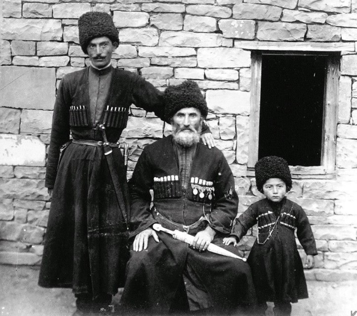 Магомедхановы . Слева Даниял 1879 г.р., погиб в Гражданскую войну, похоронен в с. Цуриб), в центре отец Данияла - Магомед (ПатIамухIамад) (сын Магом