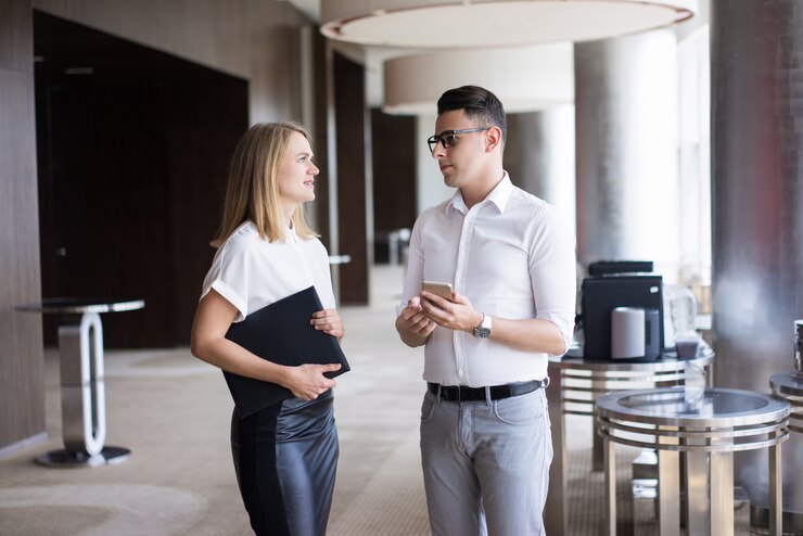 serious-executive-and-female-secretary-talking-in-business-cafeteria_1262-12460