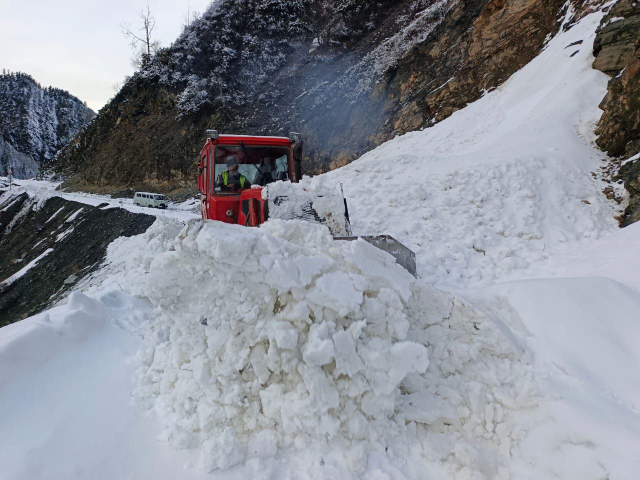 Фото_Лавины в горах_ТГ-канал Дагавтодора